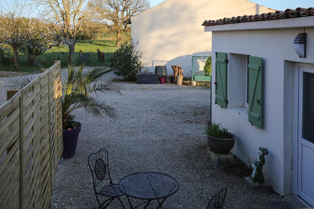 Le Gite Vert Saint-Germain-de-Lusignan Exterior photo